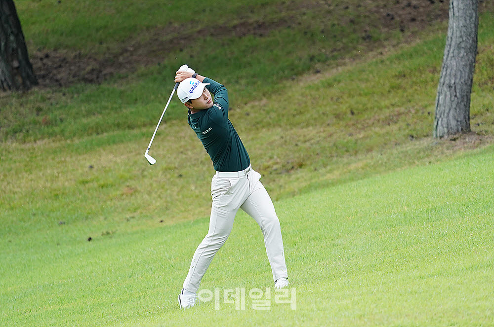 [포토] 조우영, 러프에서 벗어난다