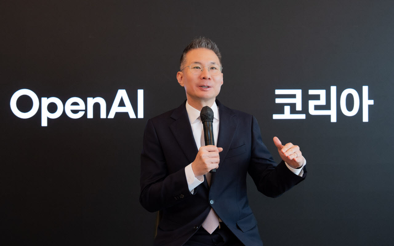 김경훈 오픈AI 코리아 총괄 대표가 9일 서울 강남구 조선팰리스 호텔에서 열린 한국 오피스 공식 출범 1주년 기념 기자회견에서 발표하고 있다. (사진=오픈AI 코리아)