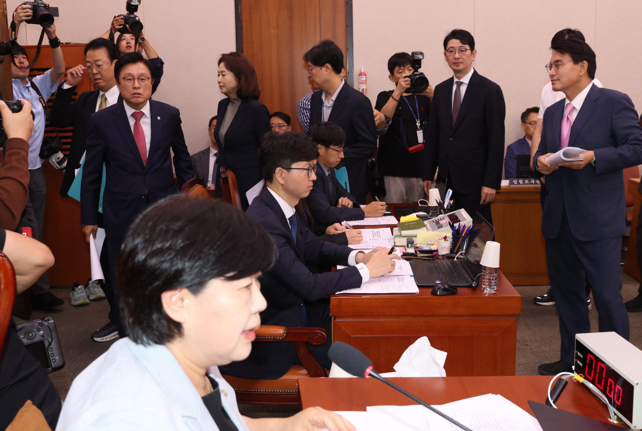 [이데일리 노진환 기자] 17일 서울 여의도 국회에서 법제사법위원회 전체회의가 열렸다. 야당 간사인 박형수 국민의힘 의원과 곽규택, 김민전, 주진우, 윤상현 국민의힘 의원이 김승원 법무부 장관 후보자 인사청문 경과보고서 채택 등과 관련 의사진행에 항의하며 퇴장하고 있다.