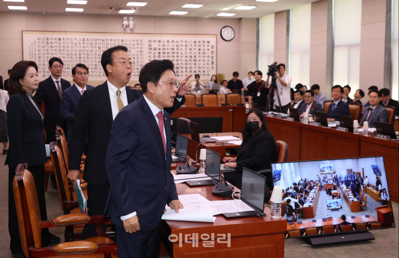 [포토]법사위 항의하는 박형수-곽규택