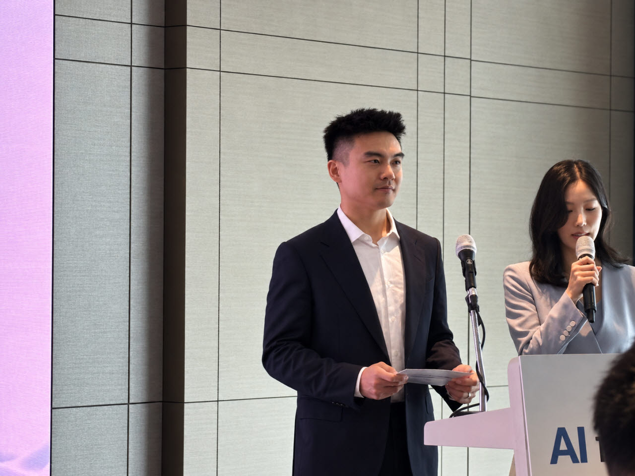 라이언 리(Ryan Li) 서프 공동창업자 겸 최고경영자(CEO)가 서울 소피텔에서 진행한 '2026 디지털자산 AI 써밋'에서 발표를 하고 있다.