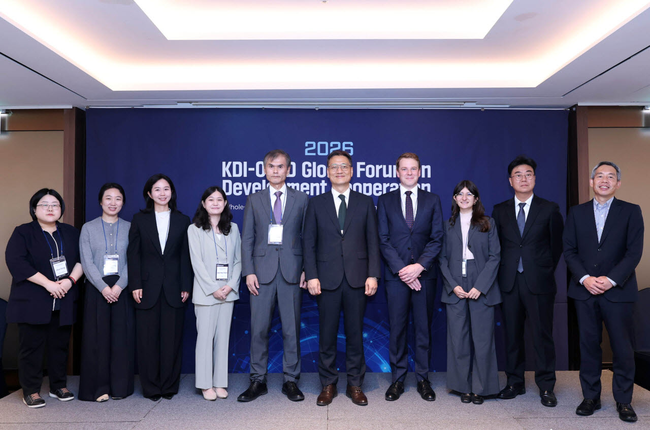 17일 서울에서 열린 ‘2026 KDI-OECD 글로벌 포럼’에서 김정욱 KDI 국제개발협력센터 소장 등 참석자들이 기념촬영을 하고 있다. (사진=한국개발연구원)