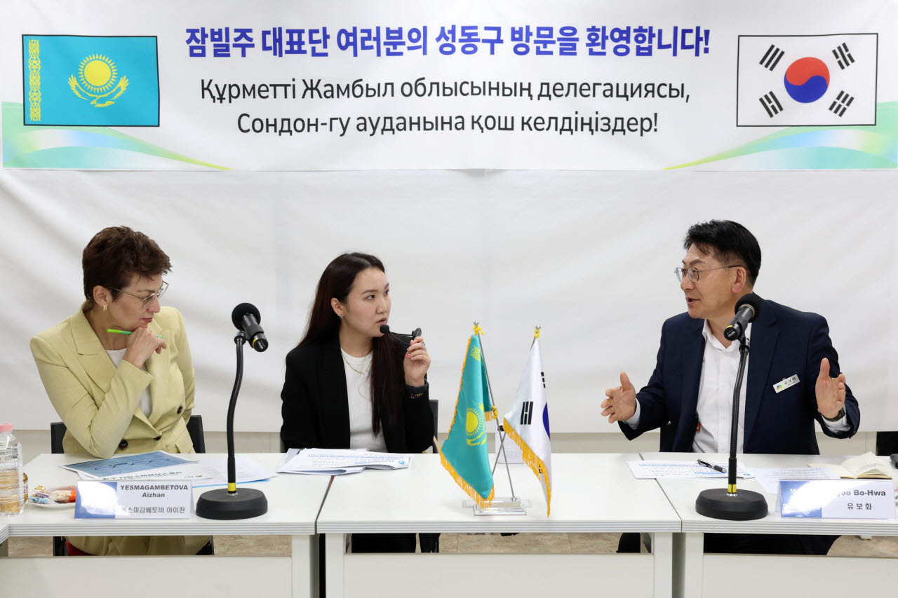 유보화(오른쪽) 성동구청장이 15일 자원회수시설 정책을 벤치마킹하기 위해 방문한 카자흐스탄 잠빌주 부지사와 간담회를 갖고 있다. (사진=성동구)