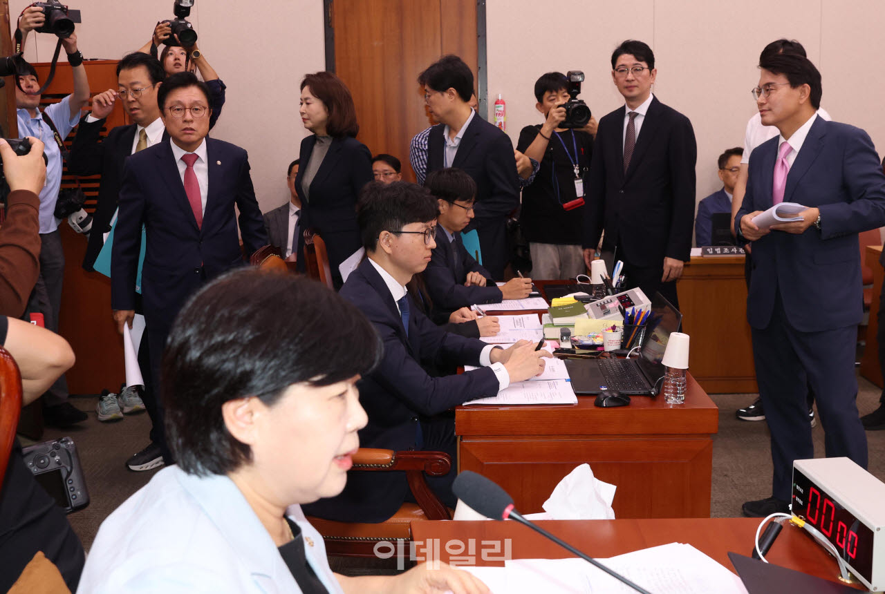 17일 서울 여의도 국회에서 법제사법위원회 전체회의가 열렸다. 야당 간사인 박형수 국민의힘 의원과 곽규택, 김민전, 주진우, 윤상현 국민의힘 의원이 김승원 법무부 장관 후보자 인사청문 경과보고서 채택 등과 관련 의사진행에 항의하며 퇴장하고 있다.(사진=노진환 기자)