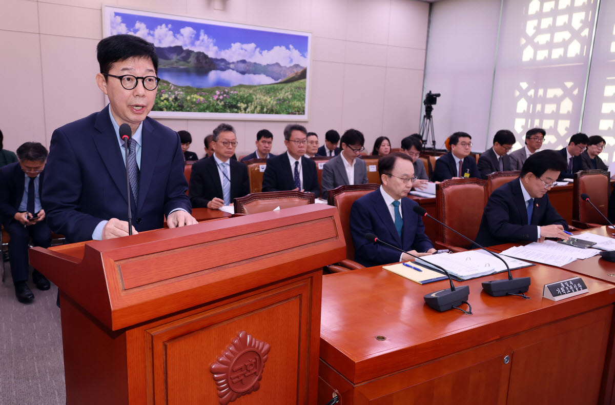 박윤주 외교부 1차관이 17일 국회에서 열린 외교통일위원회 전체회의에서 현안 보고를 통해 네팔 대홍수 관련 및 호르무즈 파병 문제와 대미 투자와 관련한 보고를 하고 있다. [연합뉴스 제공]