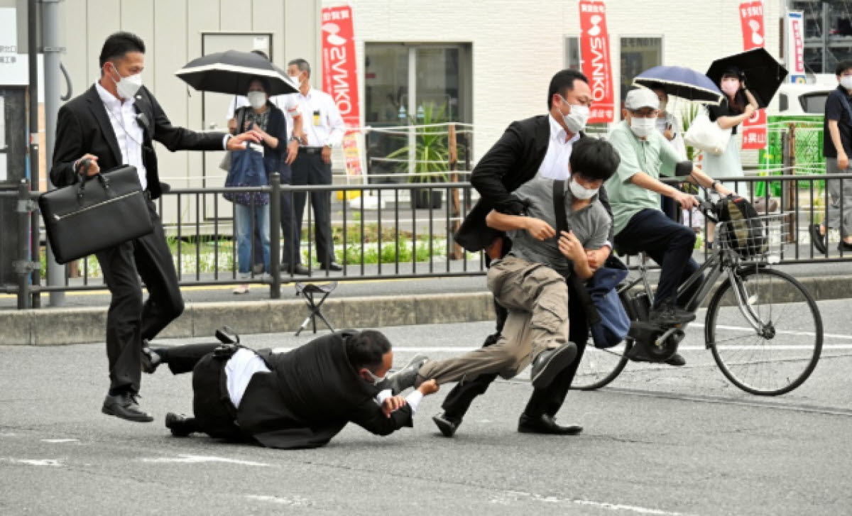 아베 전 총리 살해 직후 체포된 야마가미 데쓰야. (사진=EPA 연합뉴스)