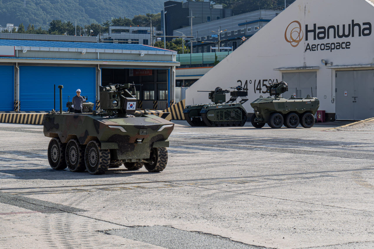 지난 14일 경남 창원 한화에어로스페이스 창원2사업장에서 다목적무인차량 '아리온스멧' 등 한화에어로스페이스의 지상 무인체계들이 기동 시연을 진행하고 있다.(사진=한화에어로스페이스 제공)