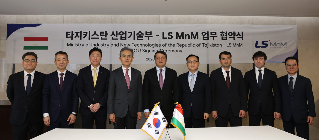 명노현 (주)LS 부회장(우4), 심현석 LS MnM 부사장(우6), 셰랄리 카비르 타지키스탄 공화국 산업신기술부 장관(우5)을 포함한 관계자들이 14일(월), 업무협약을 체결한 뒤 기념촬영을 하고 있다.