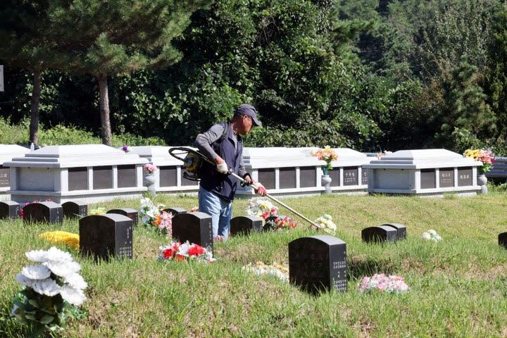 13일 전남광주 북구 영락공원묘지에서 성묘객이 추석을 앞두고 조상의 묘 주변을 벌초하고 있다. (사진=연합뉴스)