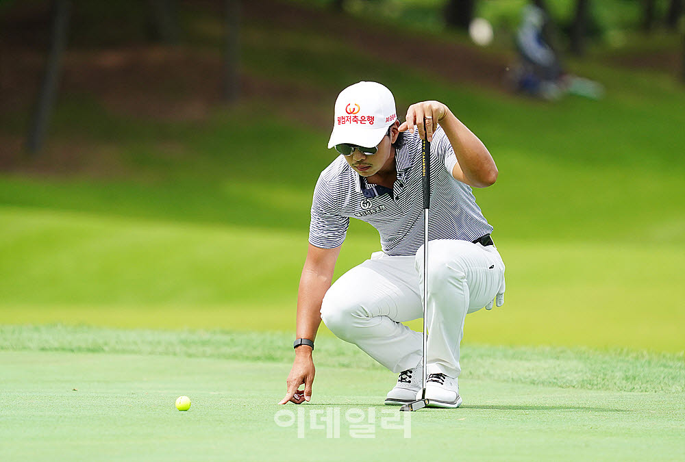 [포토] 이형준, 신중한 파 퍼팅