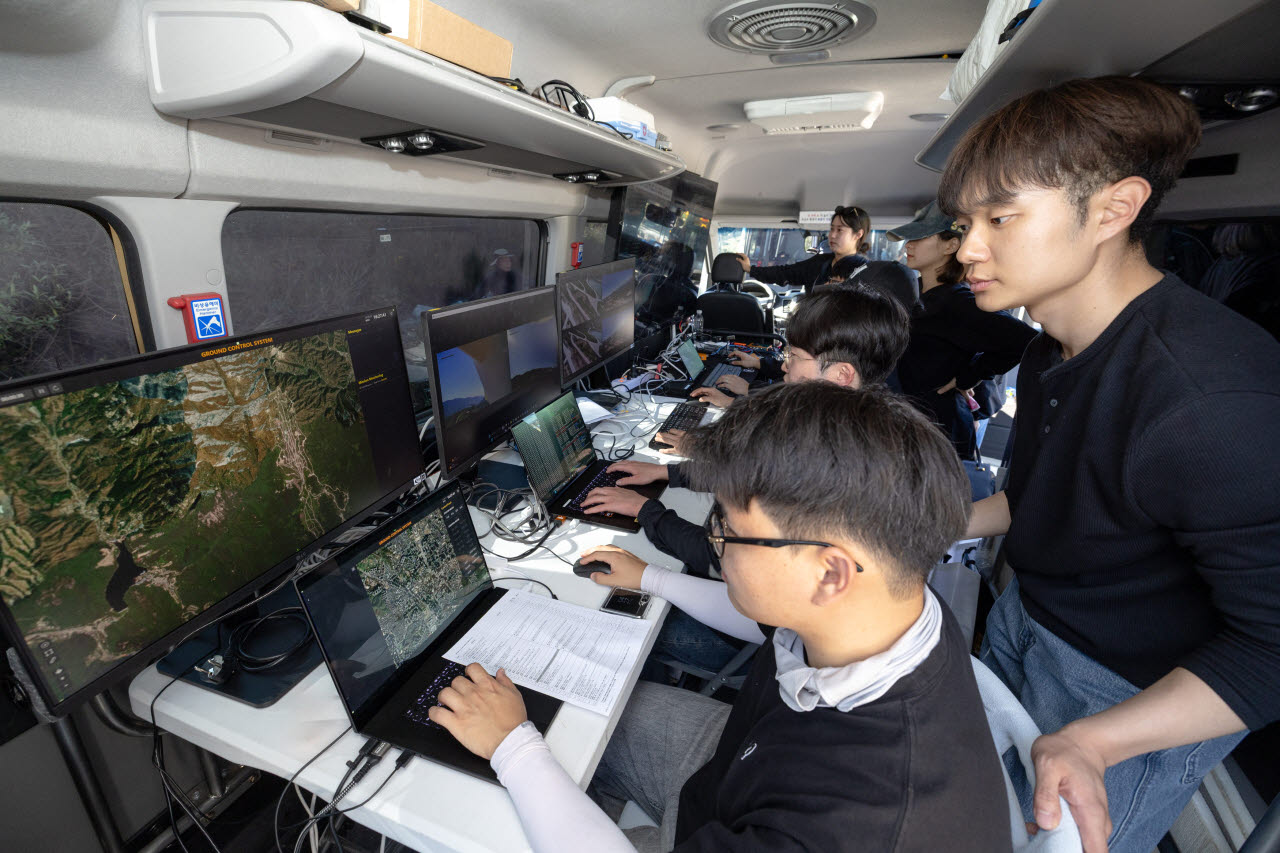 대한항공 인공지능(AI) 기반 드론 운용자가 지난 16일 경기 포천 승진훈련장에서 열린 '2026 국방 드론 기술전'에서 군집비행 상황을 모니터링하고 있다. (사진=대한항공)