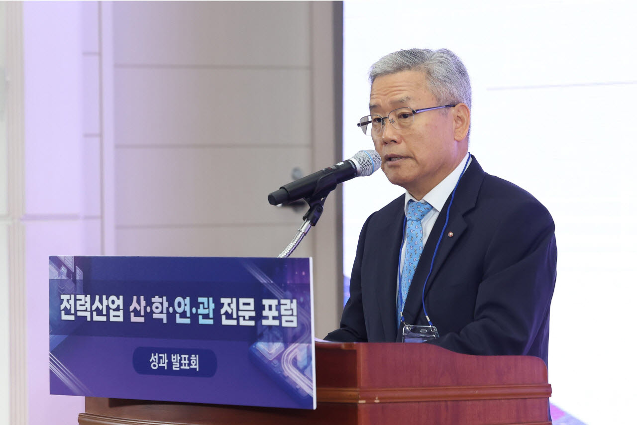 김동철 한국전력 사장이 17일 서울 한전아트센터에서 ‘전력산업 산·학·연·관 전문포럼 성과발표회’에서 인사말을 하고 있다. (사진=한전)