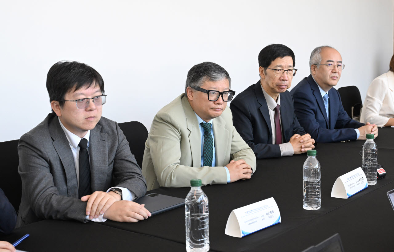 중국 수소 분야 전문가들이 한국 언론사들과 인터뷰를 진행하고 있다. 왼쪽부터 중국수소에너지연맹연구원(CHA) 샤오천장 부원장, 교통개발정책연구소(ITDP) 류다이종 동아시아 대표, 칭화대학교 차량·모빌리티학원 양푸위엔 교수, 화북전력대학교 에너지전력혁신연구원 류젠궈 교수. (사진=한국수소연합)
