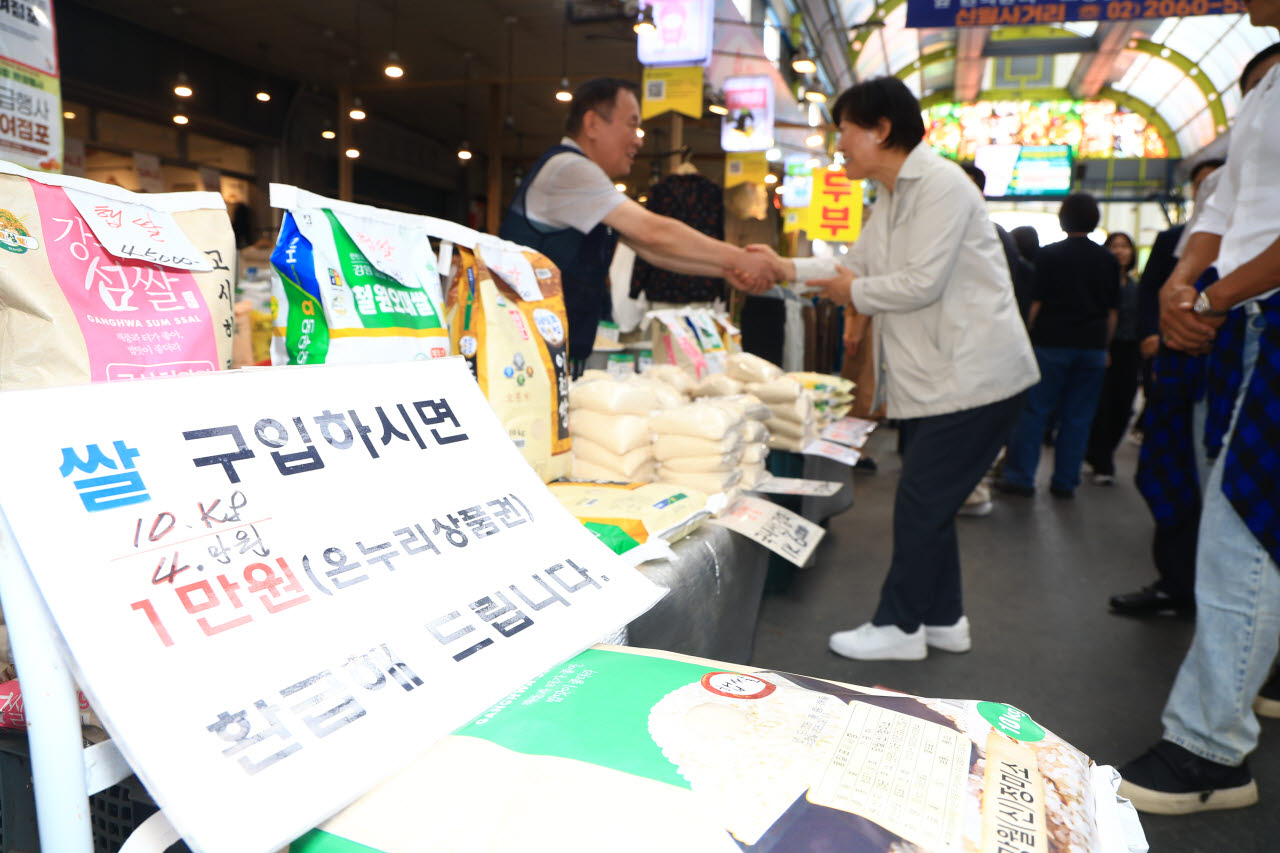 송미령(오른쪽) 농림축산식품부 장관이 17일 서울 신영시장에서 온누리상품권 환급행사 현장을 점검하며 상인과 인사를 나누고 있다. (사진=농림축산식품부)