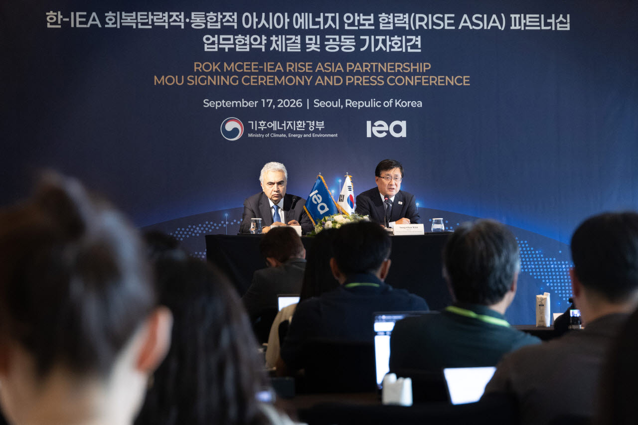파티 비롤(Fatih Birol) IEA 사무총장(왼쪽)과 김성환 기후에너지환경부 장관(사진=기후부)