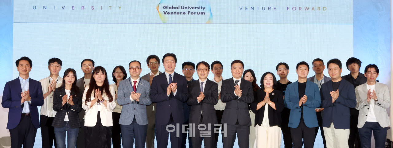 [이데일리 방인권 기자] 17일 서울대학교 삼성컨벤션센터에서 이데일리와 서울대학교기술지주 주최로 '글로벌대학벤처포럼'이 열렸다. 앞줄 왼쪽 두번째부터 소피아 샹 칭화대 투스홀딩스 CEO, 김신철 홍콩과기대 연구개발 협력 부총장, 차인환 서울대 기술지주 대표, 이익원 이데일리 대표, 목승환 중소벤처기업부 창업벤처혁신실장, 박창숙 한국여성경제인협회 회장, 전화성 초기투자엑셀러레이터협회장.