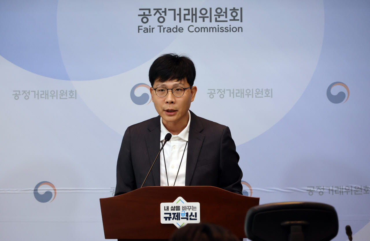 박정웅 공정거래위원회 제조업감시과장이 12일 세종시 정부세종청사에서 온라인 숙박예약 플랫폼 사업자인 놀유니버스와 여기어때컴퍼니가 중소 숙박업소에게 쿠폰비용을 포함해 광고상품을 판매하며 사용되지 않은 쿠폰을 보상조치 없이 임의로 소멸시키는 방식으로 불이익을 준 행위에 대해 시정명령과 과징금을 부과한다고 밝히고 있다. (사진 = 뉴시스)