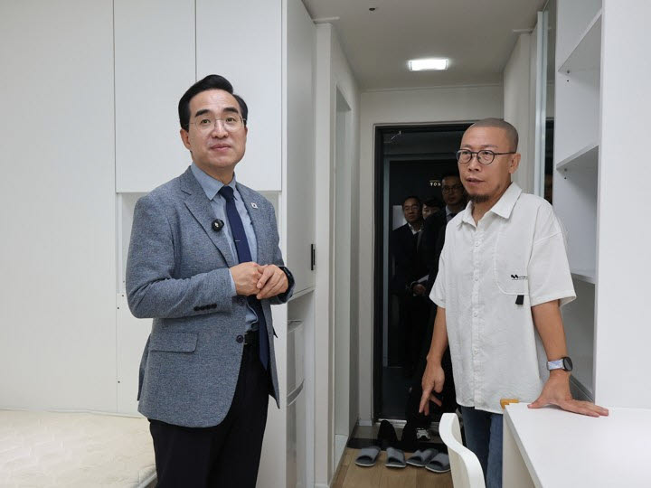 박홍근 기획예산처 장관이 지난 14일 서울 성북구에 위치한 청년 주택 안암생활을 방문, 주거 공간을 살펴보고 있다.(사진=연합뉴스)