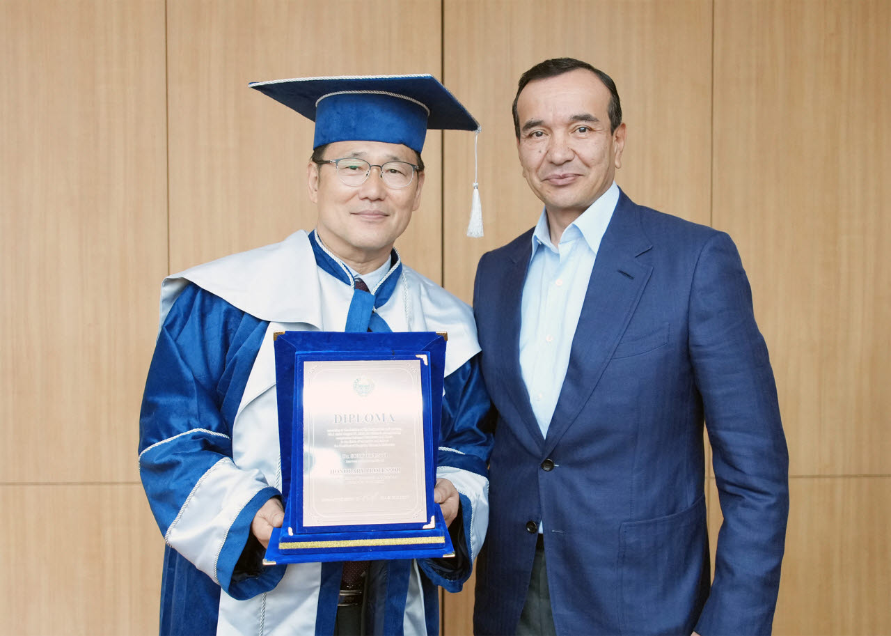 지난 16일 서울 강북구 성신여대 운정그린캠퍼스에서 이성근(왼쪽) 성신여대 총장과 오조드벡 나자로베코프 우즈베키스탄 문화부 장관이 기념 촬영을 하고 있다. (사진=성신여대)