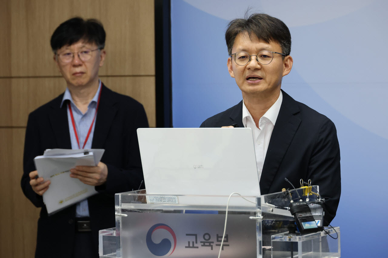 송근현 교육부 대학정책관이 17일 세종시 정부세종청사에서 유웨이어플라이의 2027학년도 대입 수시모집 원서 접수의 시스템 장애 관련 구제 신청 접수 등 조치 결과에 대해 브리핑하고 있다. (사진=연합뉴스)