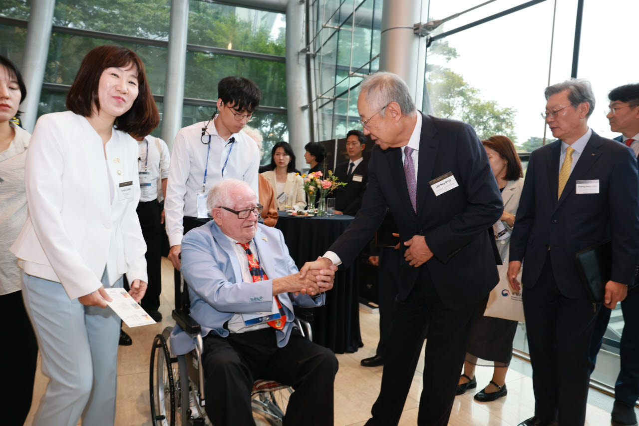 류진 한국경제인협회 회장이 17일 FKI타워 컨퍼런스센터에서 열린 ‘美 건국 250주년 기념 감사 만찬’에 참석한 방한 참전용사를 맞이하고 있다. (사진=한경협)