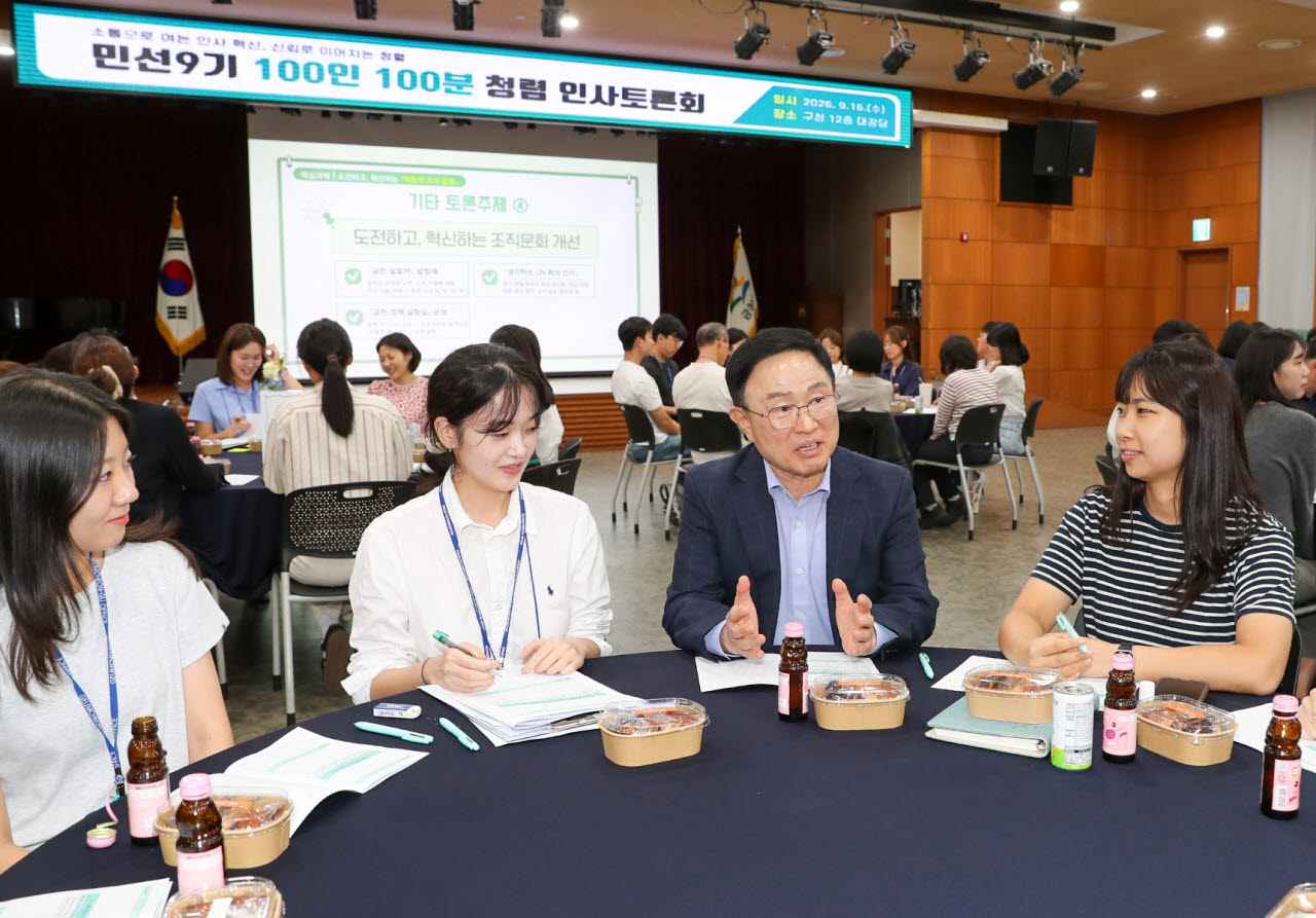 최기찬 금천구청장이 16일 금천구청 대강당에서 열린 100인 100분 청렴 인사토론회에서 직원들과 대화하고 있다. (사진=금천구)