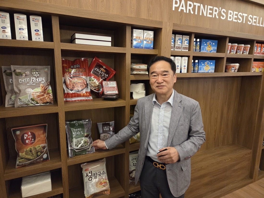 서범준 푸르온 대표가 17일 서울 성동구 성수동 ‘쿠팡 온리 페스타’ 협력사 전시 공간에서 자사 간편식 제품을 소개하고 있다. 푸르온은 쿠팡 PB ‘곰곰’의 만두와 볶음밥 등을 생산한다. (사진=한전진 기자)