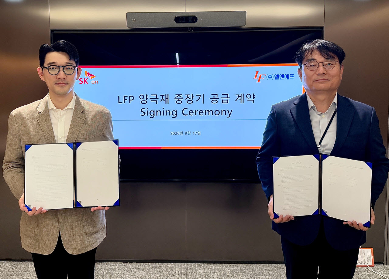 김성탄 SK온 원소재구매실장(좌측)과 이병희 엘앤에프 최고운영책임자(COO)가 17일 서울 종로구 SK온 관훈캠퍼스에서 LFP 양극재 구매 계약 체결 후 기념촬영을 하고 있다. (사진=SK온)
