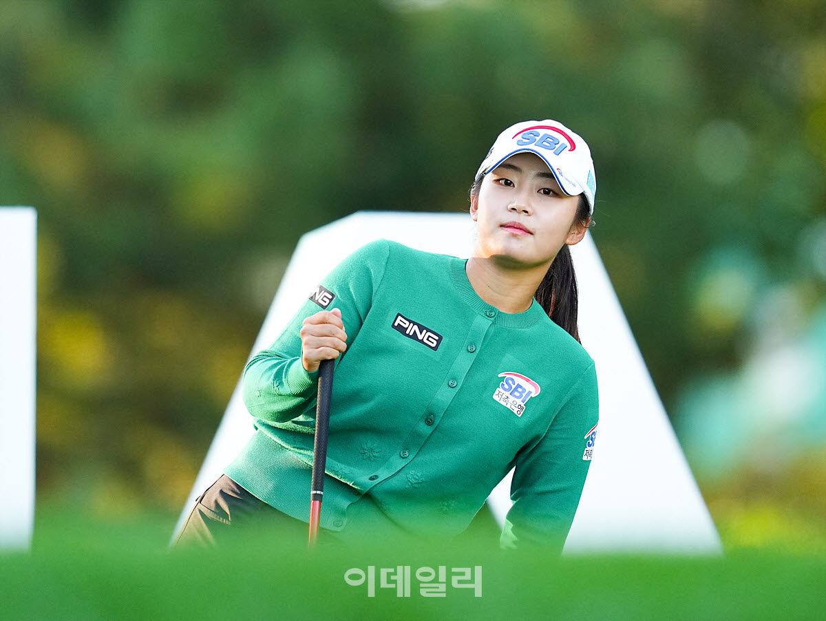[포토]김지윤,미소로 바라보며 몸을 푼다