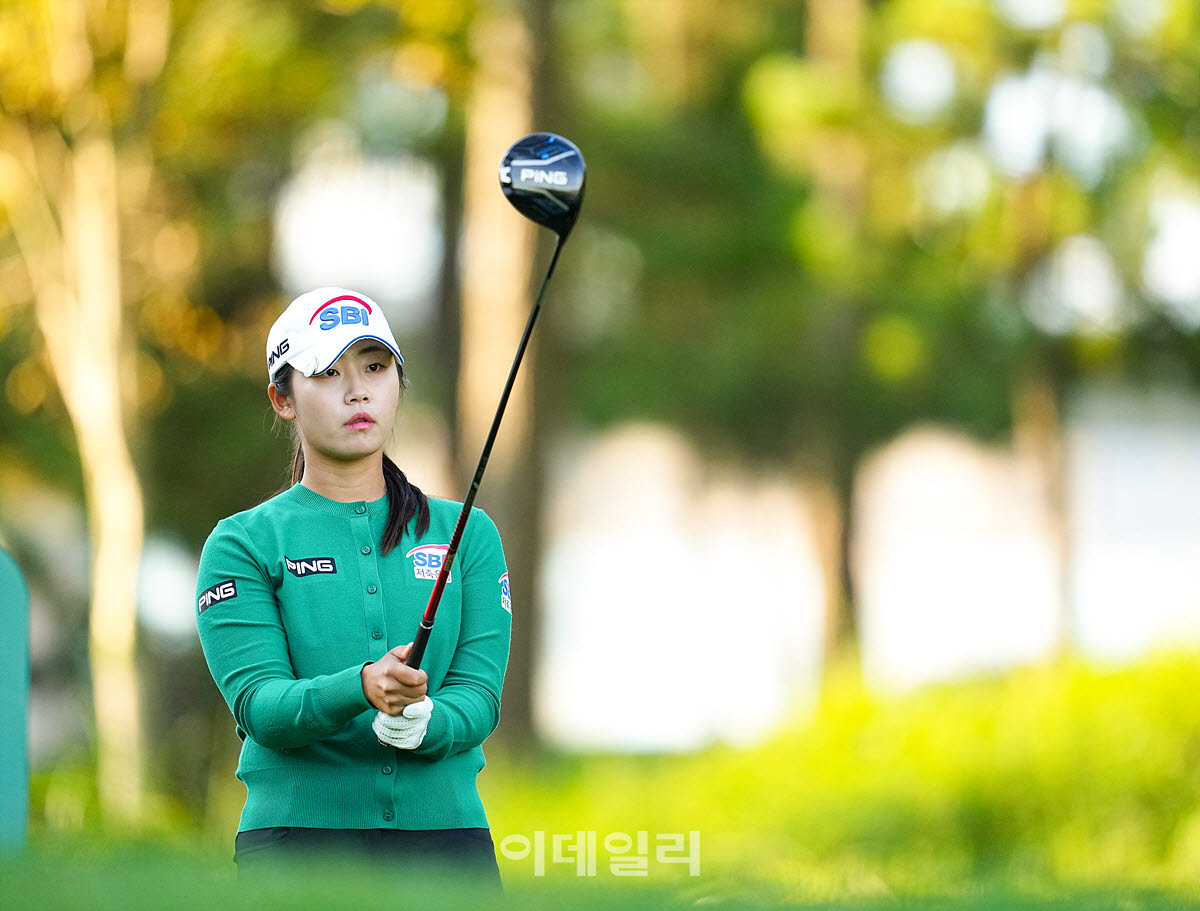 [이데일리 골프IN(대부도)=조원범 기자]17일 경기도 안산에 위치한 더헤븐 컨트리클럽(파72ㅣ6,819야드)에서 ‘하나금융그룹 챔피언십’(총상금 15억 원 우승상금 2억 7천만 원)1라운드가 열린 가운데 김지윤(SBI저축은행)이 1번홀에서 경기를 치르고 있다.