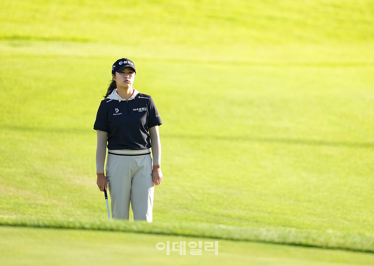 [이데일리 골프IN(대부도)=조원범 기자]17일 경기도 안산에 위치한 더헤븐 컨트리클럽(파72ㅣ6,819야드)에서 ‘하나금융그룹 챔피언십’(총상금 15억 원 우승상금 2억 7천만 원)1라운드가 열린 가운데 마다솜(삼천리)이 10번홀에서 경기를 치르고 있다.