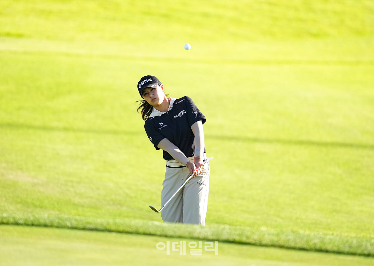 [이데일리 골프IN(대부도)=조원범 기자]17일 경기도 안산에 위치한 더헤븐 컨트리클럽(파72ㅣ6,819야드)에서 ‘하나금융그룹 챔피언십’(총상금 15억 원 우승상금 2억 7천만 원)1라운드가 열린 가운데 마다솜(삼천리)이 10번홀에서 경기를 치르고 있다.