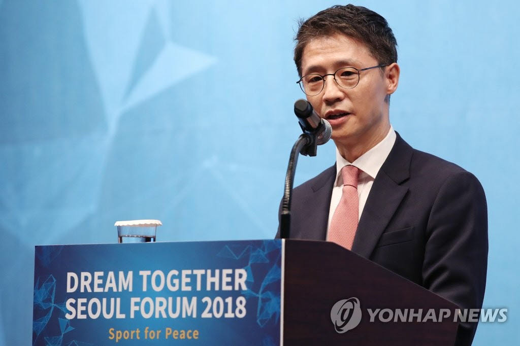 서울 중구 웨스틴 조선호텔에서 '스포츠를 통한 평화증진'을 주제로 열린 드림투게더 서울포럼 2018에서 강준호 서울대학교 국제스포츠행정가 양성사업단장이 환영사를 하고 있다.(사진=연합뉴스)