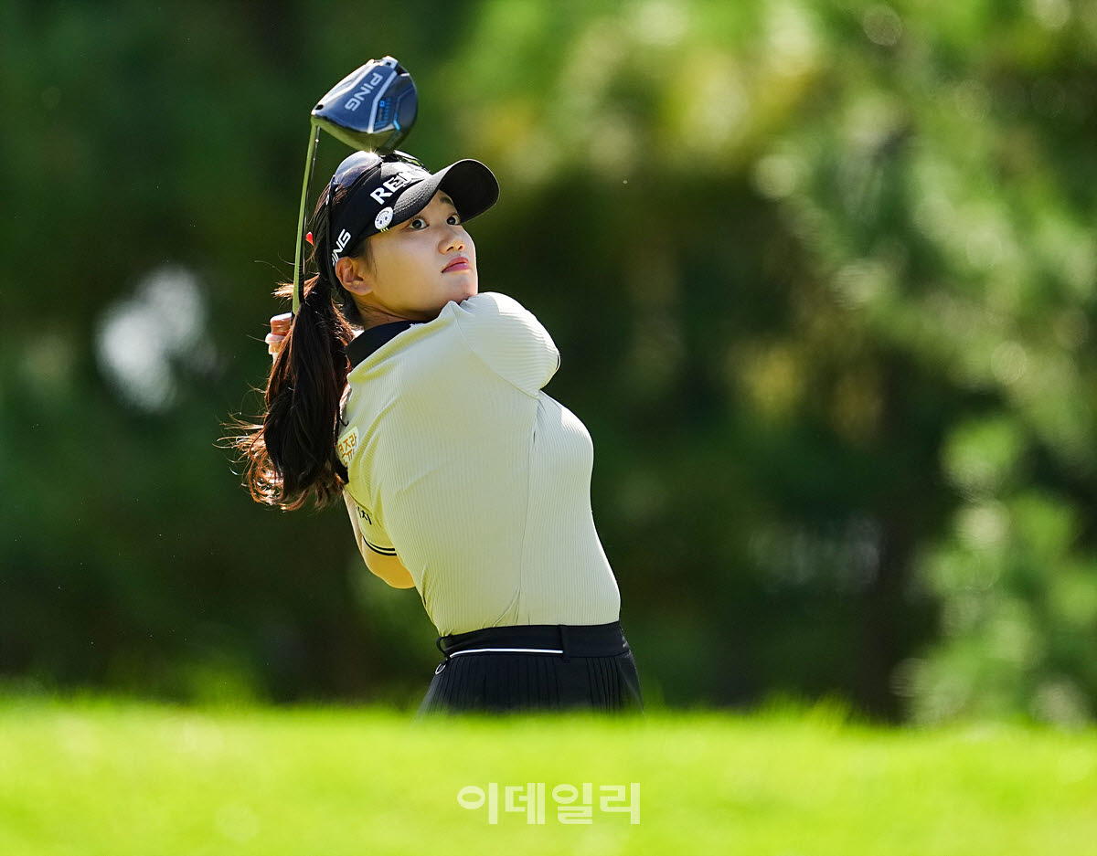 [이데일리 골프IN(대부도)=조원범 기자]17일 경기도 안산에 위치한 더헤븐 컨트리클럽(파72ㅣ6,819야드)에서 ‘하나금융그룹 챔피언십’(총상금 15억 원 우승상금 2억 7천만 원)1라운드가 열린 가운데 노승희(리쥬란)가 1번홀에서 경기를 치르고 있다.