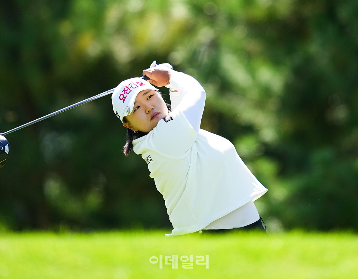 [이데일리 골프IN(대부도)=조원범 기자]17일 경기도 안산에 위치한 더헤븐 컨트리클럽(파72ㅣ6,819야드)에서 ‘하나금융그룹 챔피언십’(총상금 15억 원 우승상금 2억 7천만 원)1라운드가 열린 가운데 신다인(요진건설)이 1번홀에서 경기를 치르고 있다.