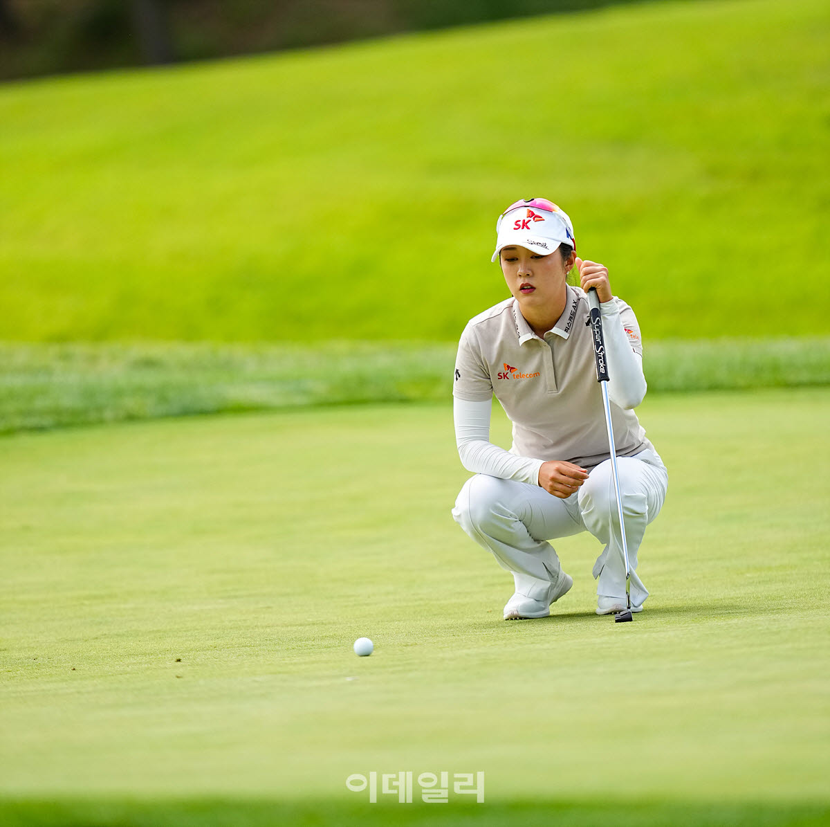 [이데일리 골프IN(대부도)=조원범 기자]17일 경기도 안산에 위치한 더헤븐 컨트리클럽(파72ㅣ6,819야드)에서 ‘하나금융그룹 챔피언십’(총상금 15억 원 우승상금 2억 7천만 원)1라운드가 열린 가운데 김재희(SK텔레콤)가 1번홀에서 경기를 치르고 있다.