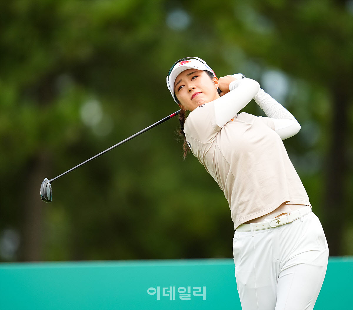 [이데일리 골프IN(대부도)=조원범 기자]17일 경기도 안산에 위치한 더헤븐 컨트리클럽(파72ㅣ6,819야드)에서 ‘하나금융그룹 챔피언십’(총상금 15억 원 우승상금 2억 7천만 원)1라운드가 열린 가운데 김재희(SK텔레콤)가 2번홀에서 경기를 치르고 있다.