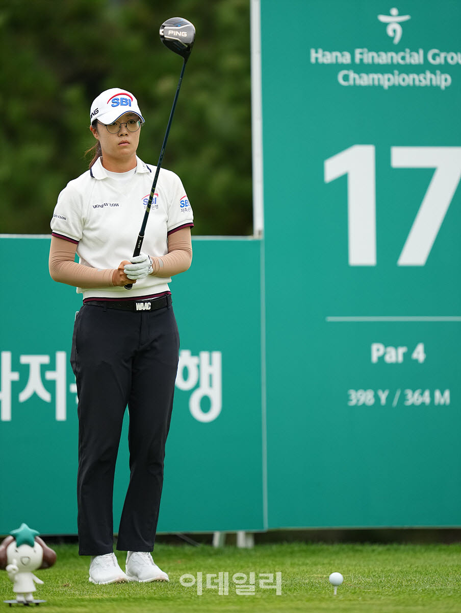 [이데일리 골프IN(대부도)=조원범 기자]17일 경기도 안산에 위치한 더헤븐 컨트리클럽(파72ㅣ6,819야드)에서 ‘하나금융그룹 챔피언십’(총상금 15억 원 우승상금 2억 7천만 원)1라운드가 열린 가운데 김가희(SBI저축은행)가 16번홀에서 경기를 치르고 있다.