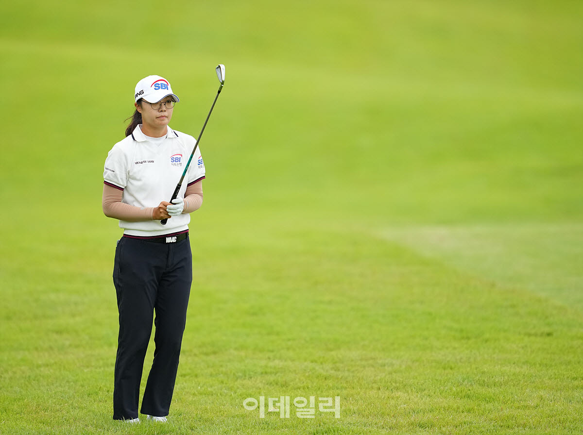 [이데일리 골프IN(대부도)=조원범 기자]17일 경기도 안산에 위치한 더헤븐 컨트리클럽(파72ㅣ6,819야드)에서 ‘하나금융그룹 챔피언십’(총상금 15억 원 우승상금 2억 7천만 원)1라운드가 열린 가운데 김가희(SBI저축은행)가 16번홀에서 경기를 치르고 있다.