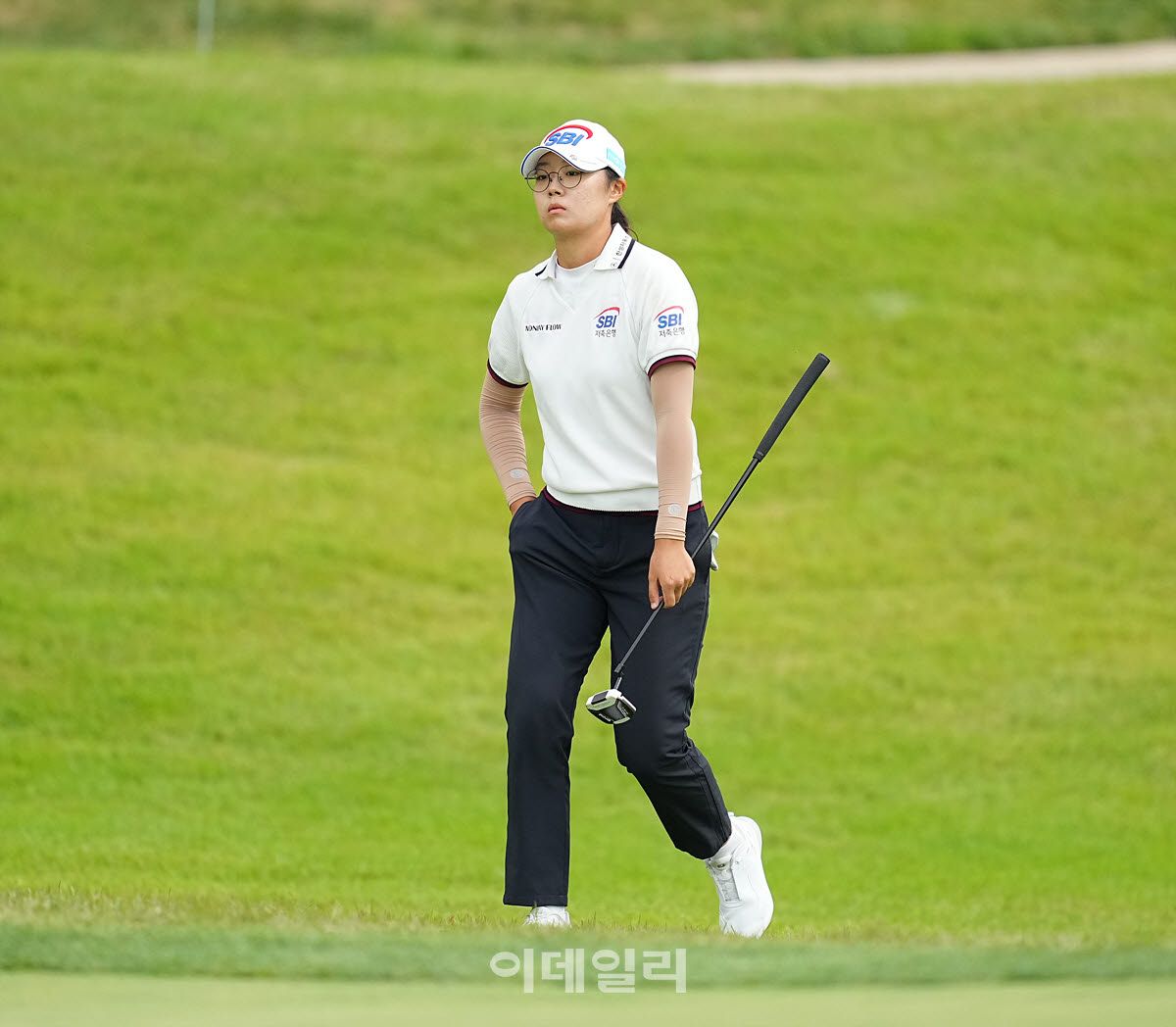 [이데일리 골프IN(대부도)=조원범 기자]17일 경기도 안산에 위치한 더헤븐 컨트리클럽(파72ㅣ6,819야드)에서 ‘하나금융그룹 챔피언십’(총상금 15억 원 우승상금 2억 7천만 원)1라운드가 열린 가운데 김가희(SBI저축은행)가 16번홀에서 경기를 치르고 있다.