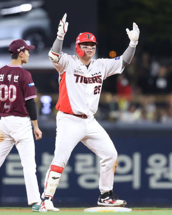 KIA타이거즈 한준수가 적시타를 때린 뒤 기뻐하고 있다. 사진=KIA타이거즈