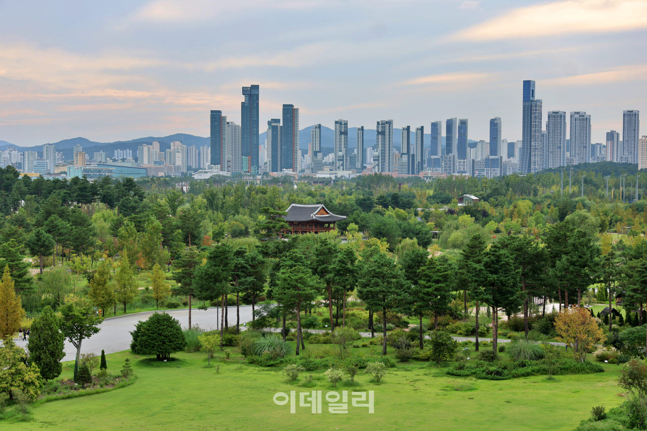 국립세종수목원의 초록과 세종 신도심의 고층 건물이 한눈에 들어온다. 생활권 가까이에 들어선 정원의 풍경이다.(사진=이데일리 강경록 여행전문기자)