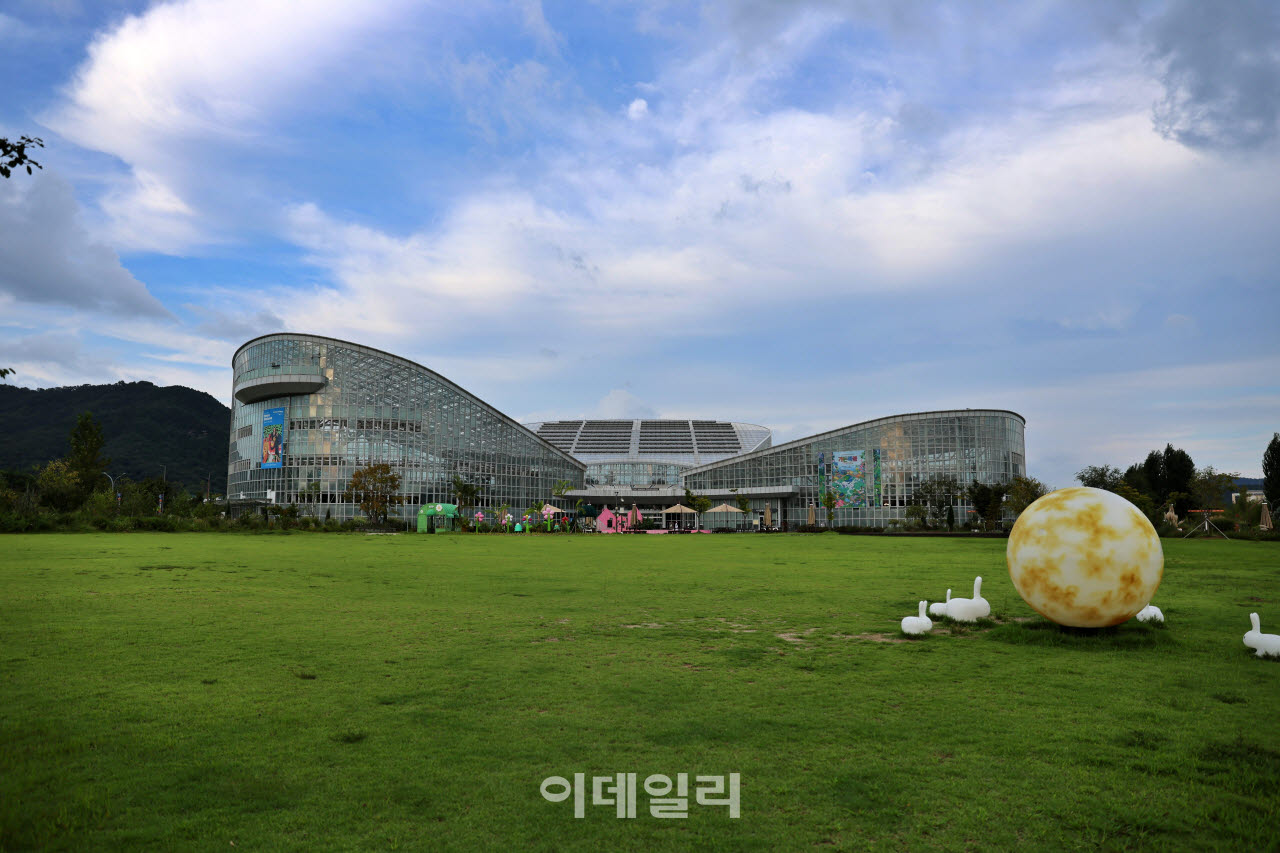 국립세종수목원 사계절전시온실 전경. 넓은 잔디밭에 달과 토끼 모양의 조형물이 놓여 있다.(사진=이데일리 강경록 여행전문기자)