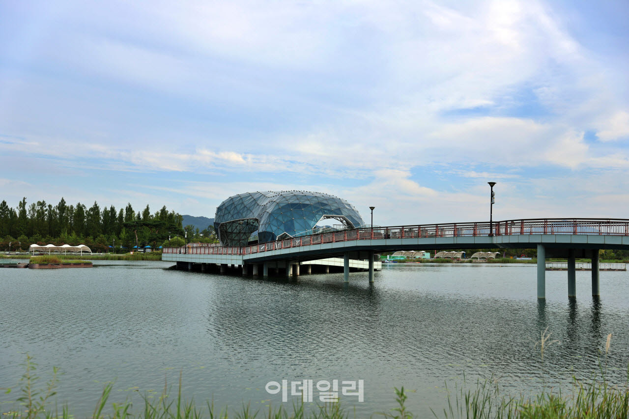 세종호수공원의 수상무대섬. 둥근 지붕을 얹은 공연장과 보행교가 호수 위에 놓여 있다.(사진=이데일리 강경록 여행전문기자)
