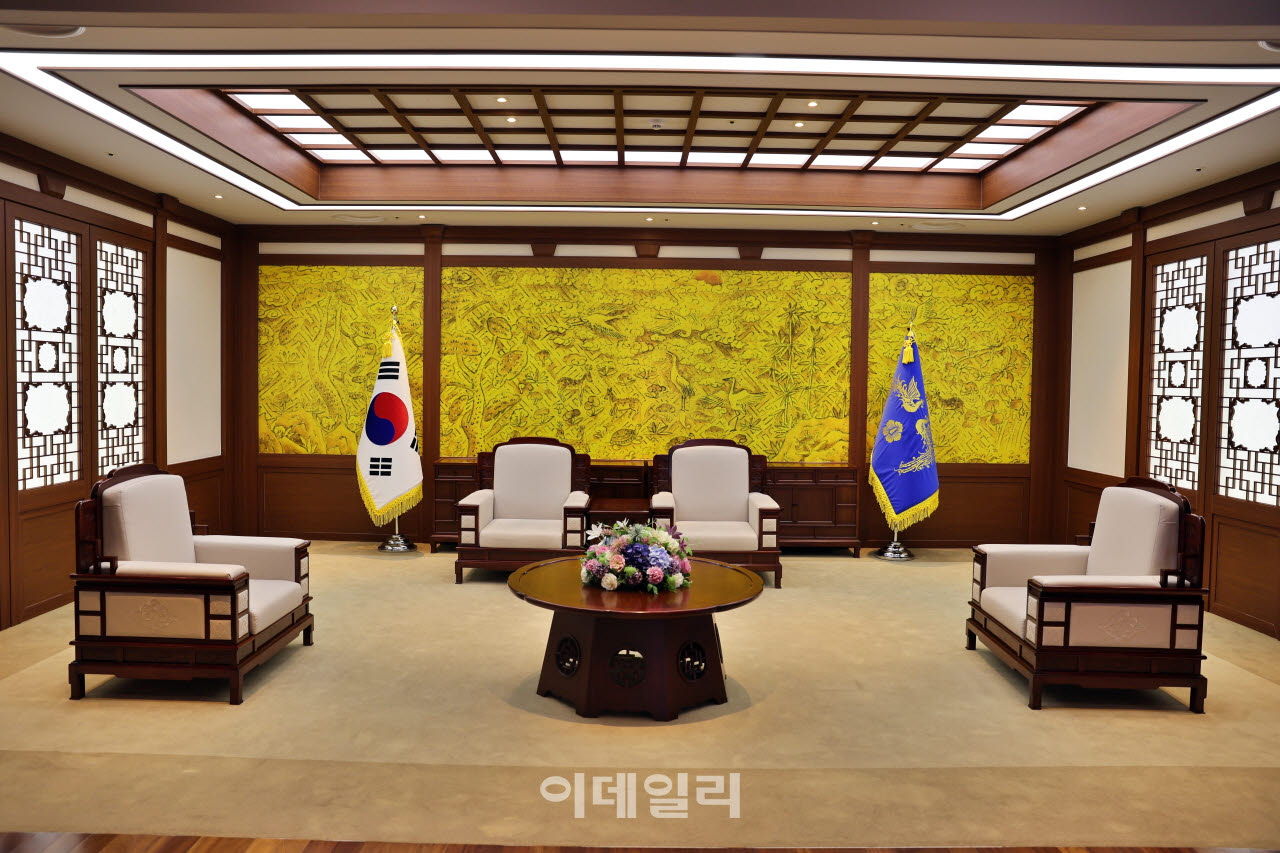 청와대 접견실을 재현한 세종 대통령기록관의 전시 공간.(사진=이데일리 강경록 여행전문기자)