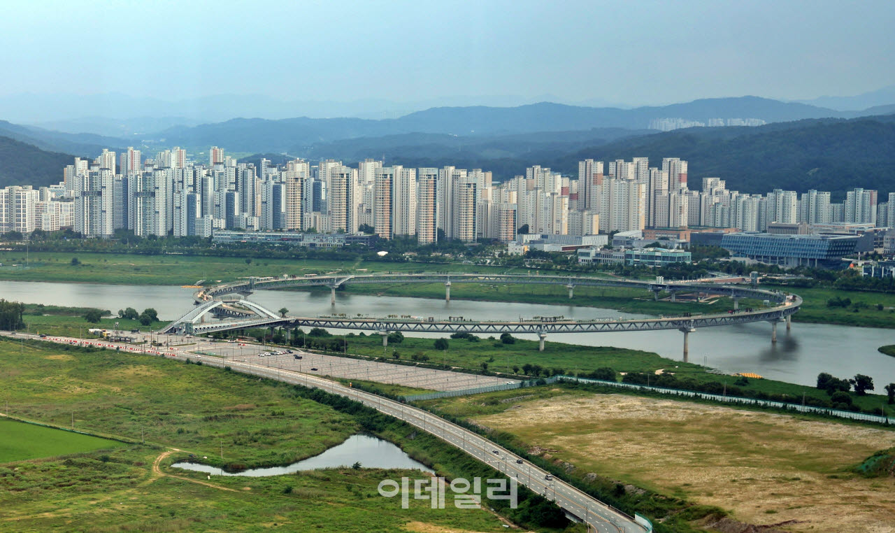 금강 위에 둥글게 놓인 세종 이응다리. 강변 녹지 너머로 신도심의 아파트 단지가 펼쳐진다.(사진=이데일리 강경록 여행전문기자)