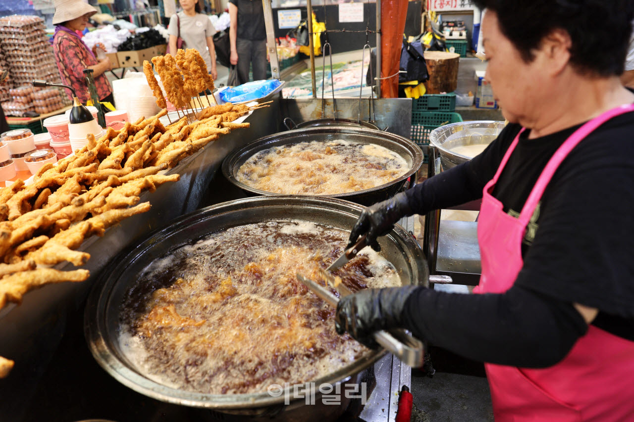 조치원 세종전통시장에서 상인이 닭을 튀기고 있다. 커다란 기름솥 옆으로 갓 튀긴 통닭이 놓여 있다.(사진=이데일리 강경록 여행전문기자)