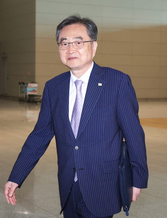 조현 외교부 장관이 17일 인천 영종도 인천국제공항 제2여객터미널에서 한미 외교장관회담을 위해 출국하고 있다. (사진=연합뉴스)