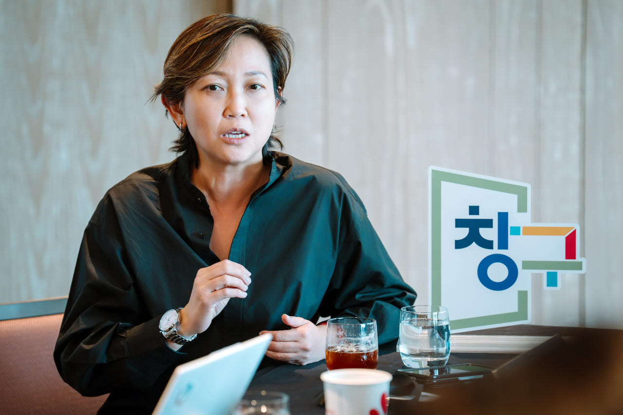 캐런 티오(Karen Teo) 구글 아태지역 플랫폼·디바이스 파트너십 부사장이 지난 17일 싱가포르에서 한국 취재진들과 인터뷰를 하고 있다. (사진=구글)