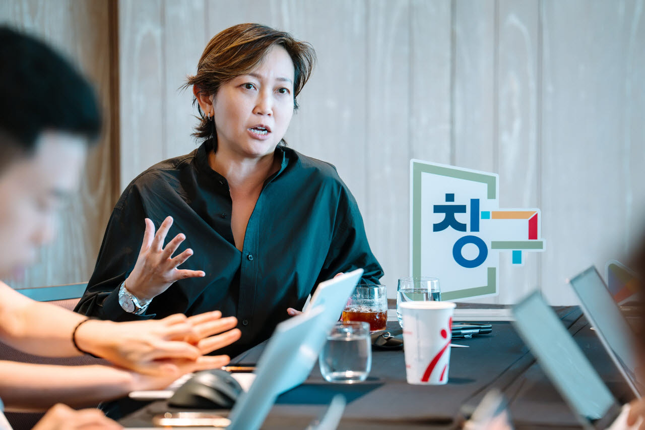 캐런 티오(Karen Teo) 구글 아태지역 플랫폼·디바이스 파트너십 부사장이 지난 17일 싱가포르에서 한국 취재진들과 인터뷰를 하고 있다. (사진=구글)